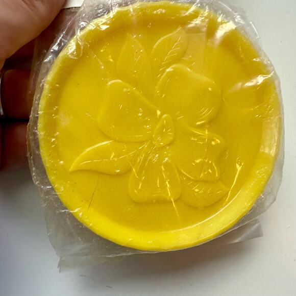 Plastic Coasters for the Perfect Hostess VTG Yellow Set of 6 Hofmann Plastics - Picture 3 of 4